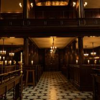 Inside_hampton_court_palace_241x208