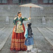 Under_the_queens_umbrella_241x208