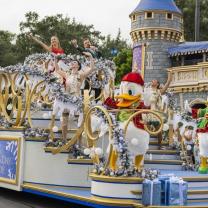 Walt_disney_world_christmas_day_parade_2023_241x208